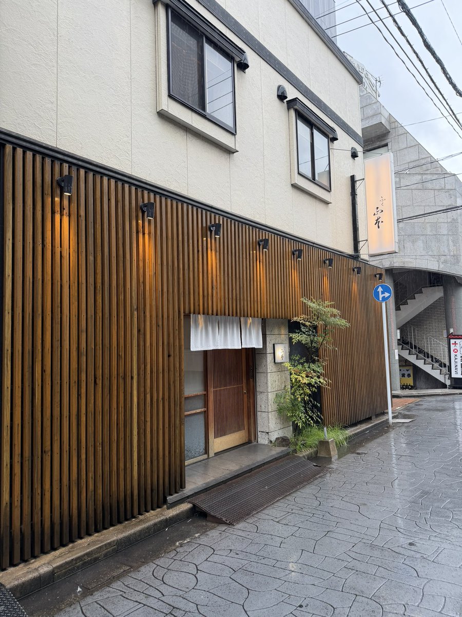 stussy136's tweet photo. 今回のアウェイ北九州は妻も一緒に行ったのでリサーチして小倉のふく山本さんのふぐ尽くしランチをいただきました
歳いくと、もう量じゃなくなってきて美味しいものをちょっとづついただけたらいいかな？って思いはじめました
美味かったです👍

#鹿児島ユナイテッドFC
#ユナサポ北九州遠征
#ふく山本 https://t.co/7orX2m3lAW