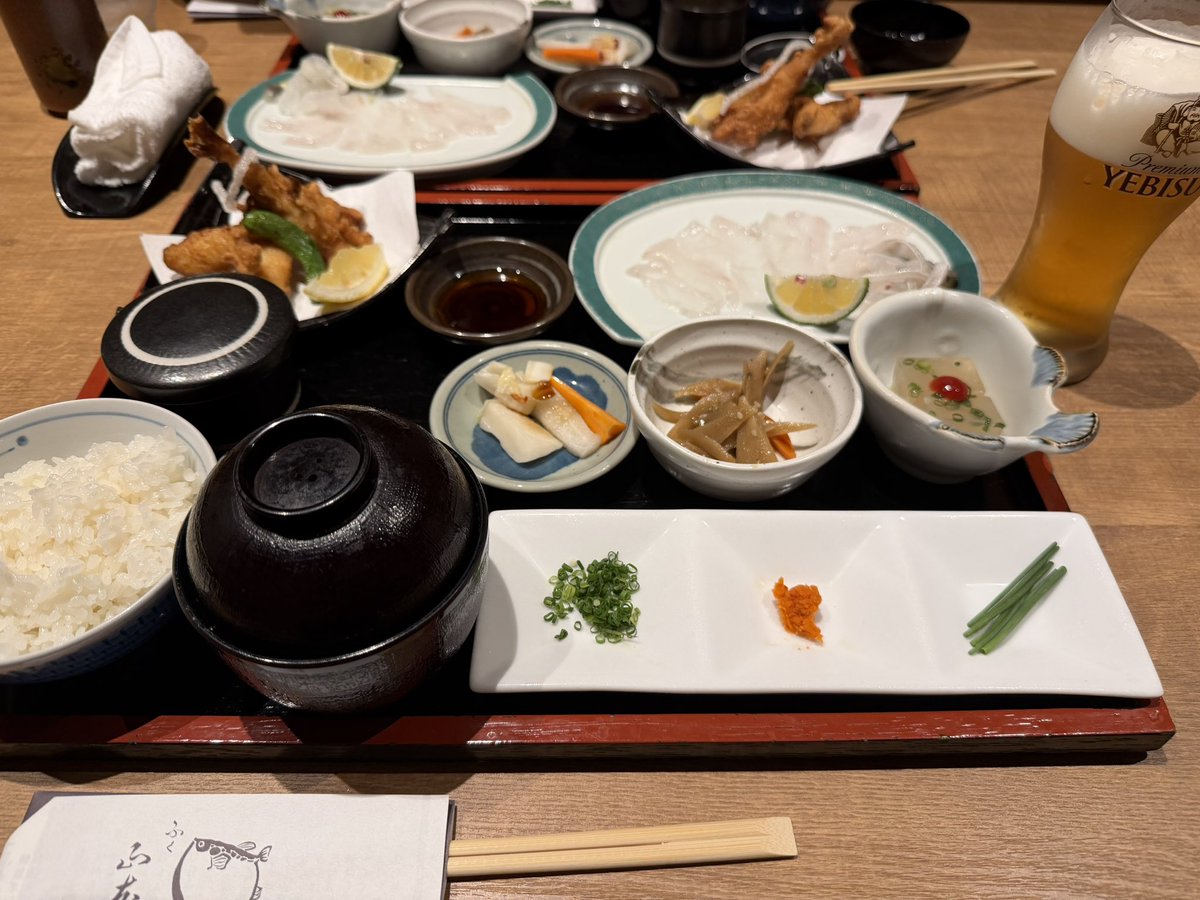 stussy136's tweet photo. 今回のアウェイ北九州は妻も一緒に行ったのでリサーチして小倉のふく山本さんのふぐ尽くしランチをいただきました
歳いくと、もう量じゃなくなってきて美味しいものをちょっとづついただけたらいいかな？って思いはじめました
美味かったです👍

#鹿児島ユナイテッドFC
#ユナサポ北九州遠征
#ふく山本 https://t.co/7orX2m3lAW