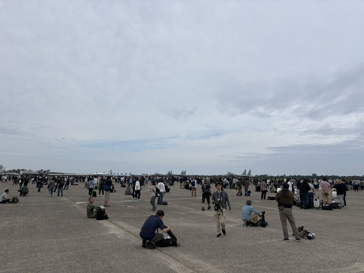 f4j_phantom's tweet photo. 6:40から小松駅でシャトルバス並んで8:10に小松基地着 https://t.co/fT3bdNkhZv