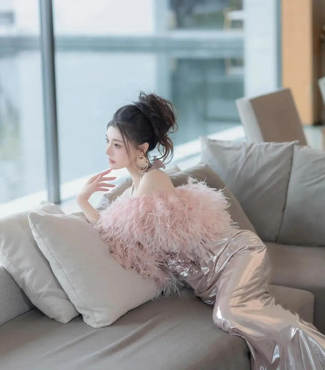 idahun17's tweet photo. [When Lang Jingzhuo glides, the glowing satin shimmers and the sharp cut leaves a bold, unforgettable trail]， https://t.co/gTGCCXl6V6