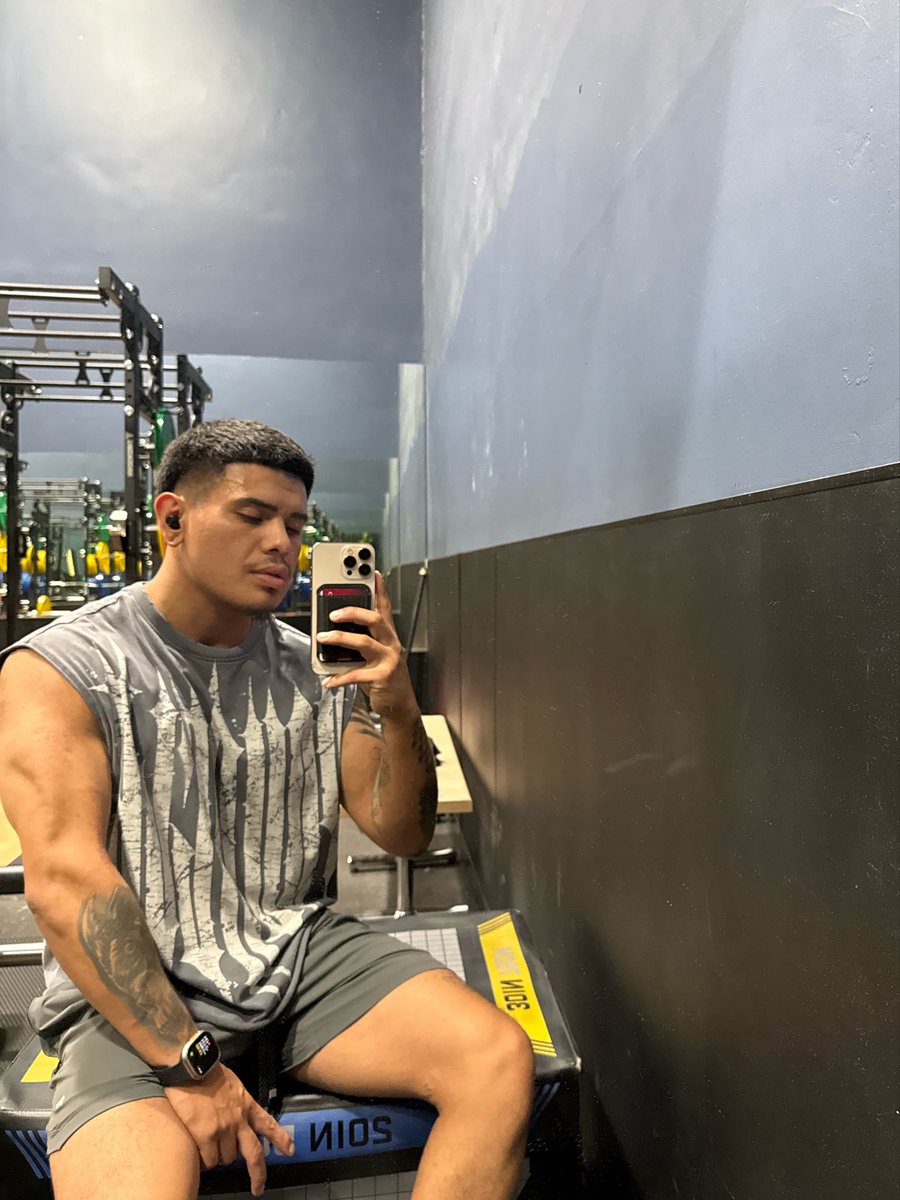 jussxjonniee's tweet photo. 2 hours later https://t.co/Uxenfv0RKE