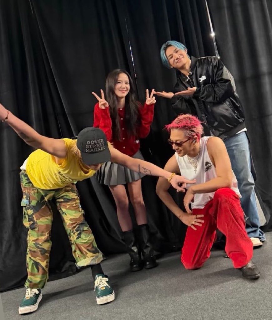 pinksview's tweet photo. JISOO WITH BIGBANG. https://t.co/UtWMxKNHbm