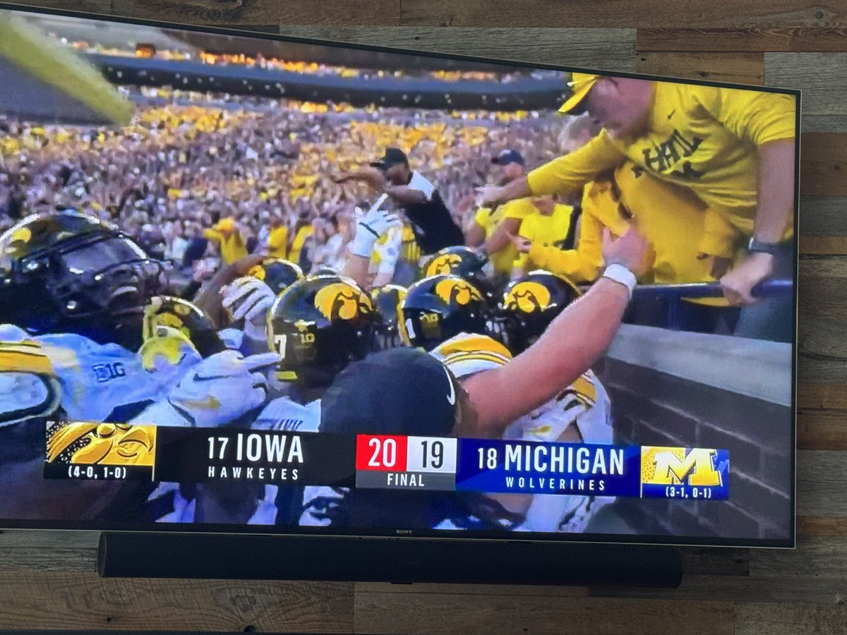 TheHawkStalker's tweet photo. Just This. https://t.co/NlcAa7pPL0