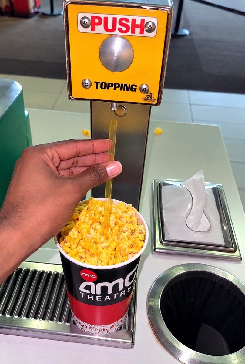 VHSDVDBLURAY4K's tweet photo. Just found AMC popcorn has 0% butter and it’s just soybean oil dyed yellow with artificial flavor 🤮 https://t.co/EJYdYUbZXT