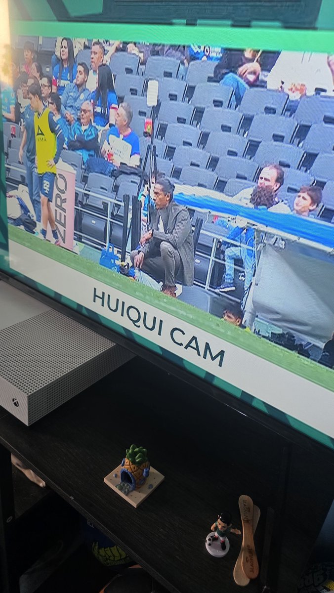 ElPokerAlex's tweet photo. Huiqui, todos los putos partidos que lleva, no grita, no da instrucciones, nomás se pone así a lo pendejo. 
:( https://t.co/kWlZBd63rG