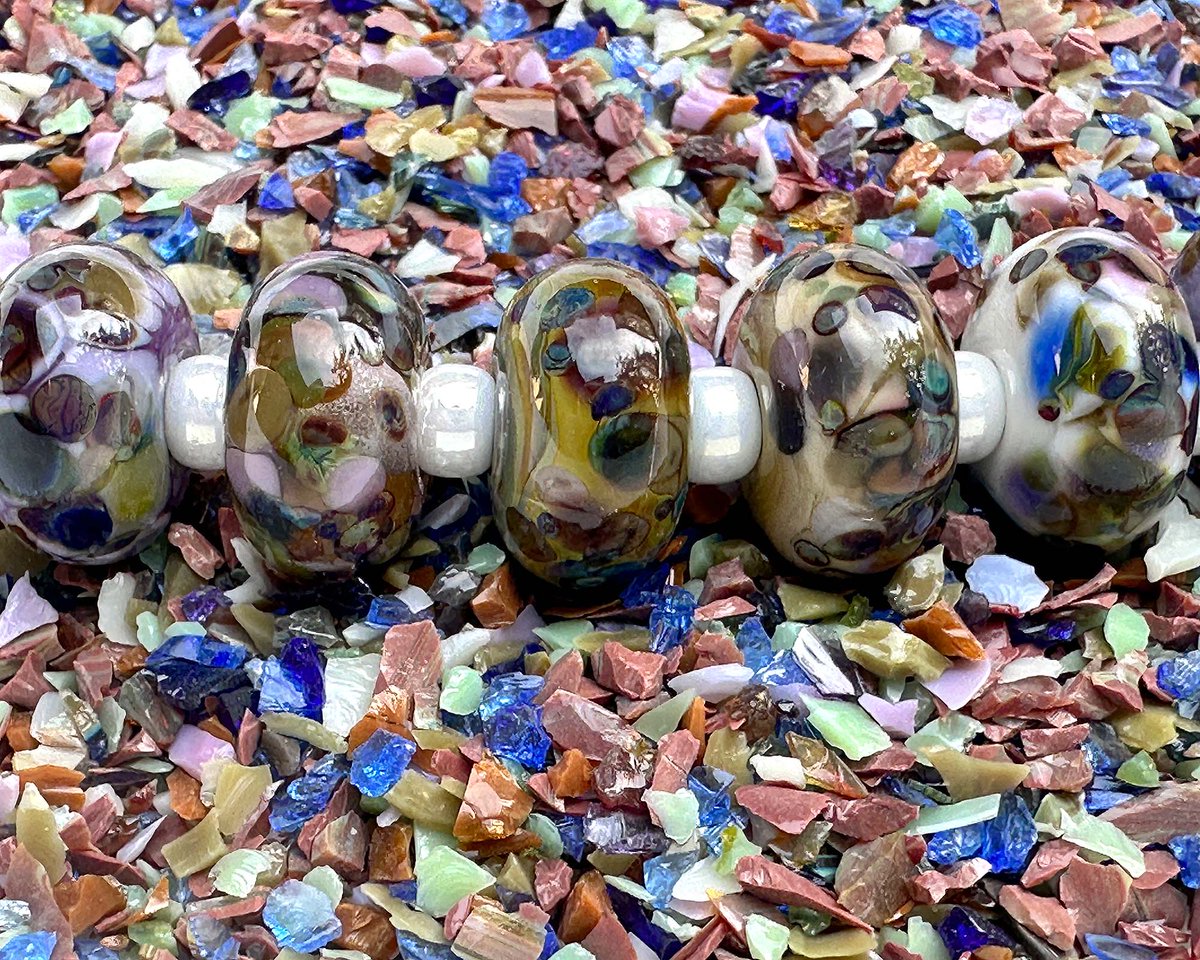 swcreations's tweet photo. Woodlands Violet surprised me 💜🌿 Earthy in the jar, but the flame brings out hidden violet, blue, berry, and olive tones. I shared the testing process and why less is more in this blog post.
https://t.co/oWxgyad7he

 #Lampwork #GlassFrit #SWCreations https://t.co/zEp0wDDZ4M
