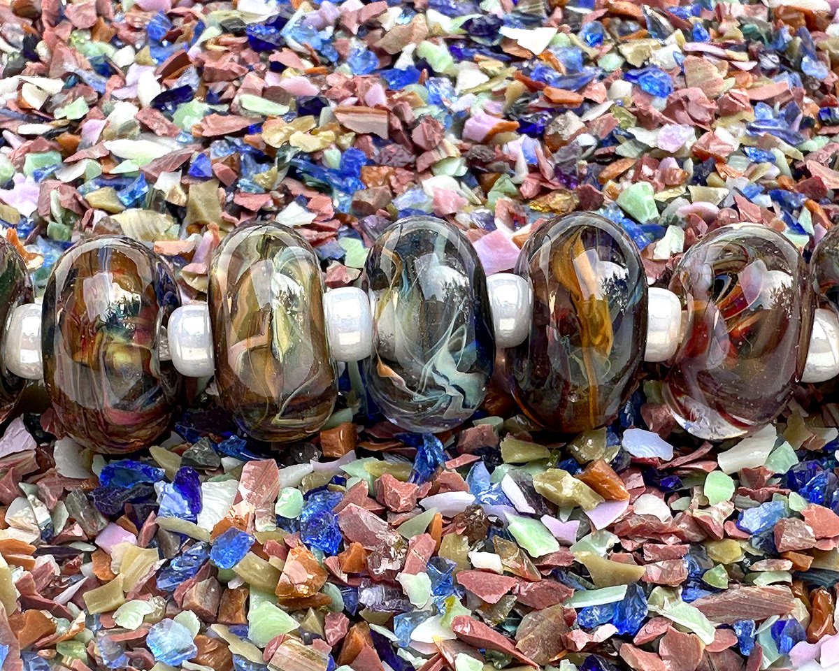 swcreations's tweet photo. Woodlands Violet surprised me 💜🌿 Earthy in the jar, but the flame brings out hidden violet, blue, berry, and olive tones. I shared the testing process and why less is more in this blog post.
https://t.co/oWxgyad7he

 #Lampwork #GlassFrit #SWCreations https://t.co/zEp0wDDZ4M