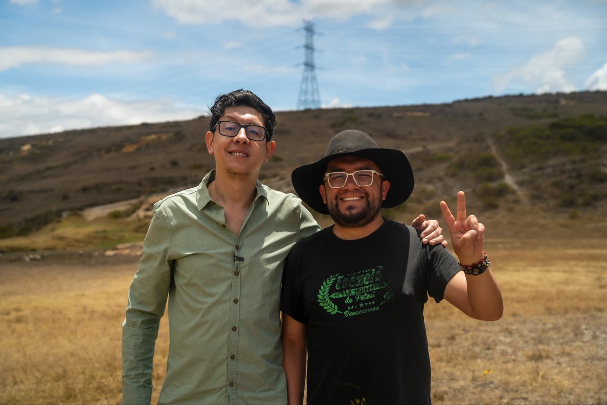 DanielRMed's tweet photo. Muchas gracias a los movimientos ambientales y sociales que me invitaron a cerro seco en Ciudad Bolivar para aprender sobre el ecosistema de subxerofitia. A los ojos de cualquier peñalosista este sería un potrero para urbanizar, pero es un ecosistema mágico, declarado parque ecológico distrital de montaña, hogar de la Alondra cornuda y la orquídea muisca, y aunque es un semidesierto entre sus tierras corren aguas subterráneas como la sangre por nuestras venas.

El cerro del sudor, el viento y la lucha nos enseña a ver y a entender la vida de distintas maneras. Al cerro lo amenaza la codicia de la minería, la disposición de residuos y la expansión urbana; pero acá aprendí que la Alondra es un ave que lucha y que vence.