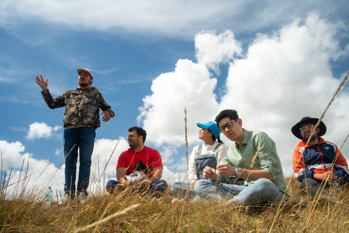 DanielRMed's tweet photo. Muchas gracias a los movimientos ambientales y sociales que me invitaron a cerro seco en Ciudad Bolivar para aprender sobre el ecosistema de subxerofitia. A los ojos de cualquier peñalosista este sería un potrero para urbanizar, pero es un ecosistema mágico, declarado parque ecológico distrital de montaña, hogar de la Alondra cornuda y la orquídea muisca, y aunque es un semidesierto entre sus tierras corren aguas subterráneas como la sangre por nuestras venas.

El cerro del sudor, el viento y la lucha nos enseña a ver y a entender la vida de distintas maneras. Al cerro lo amenaza la codicia de la minería, la disposición de residuos y la expansión urbana; pero acá aprendí que la Alondra es un ave que lucha y que vence.