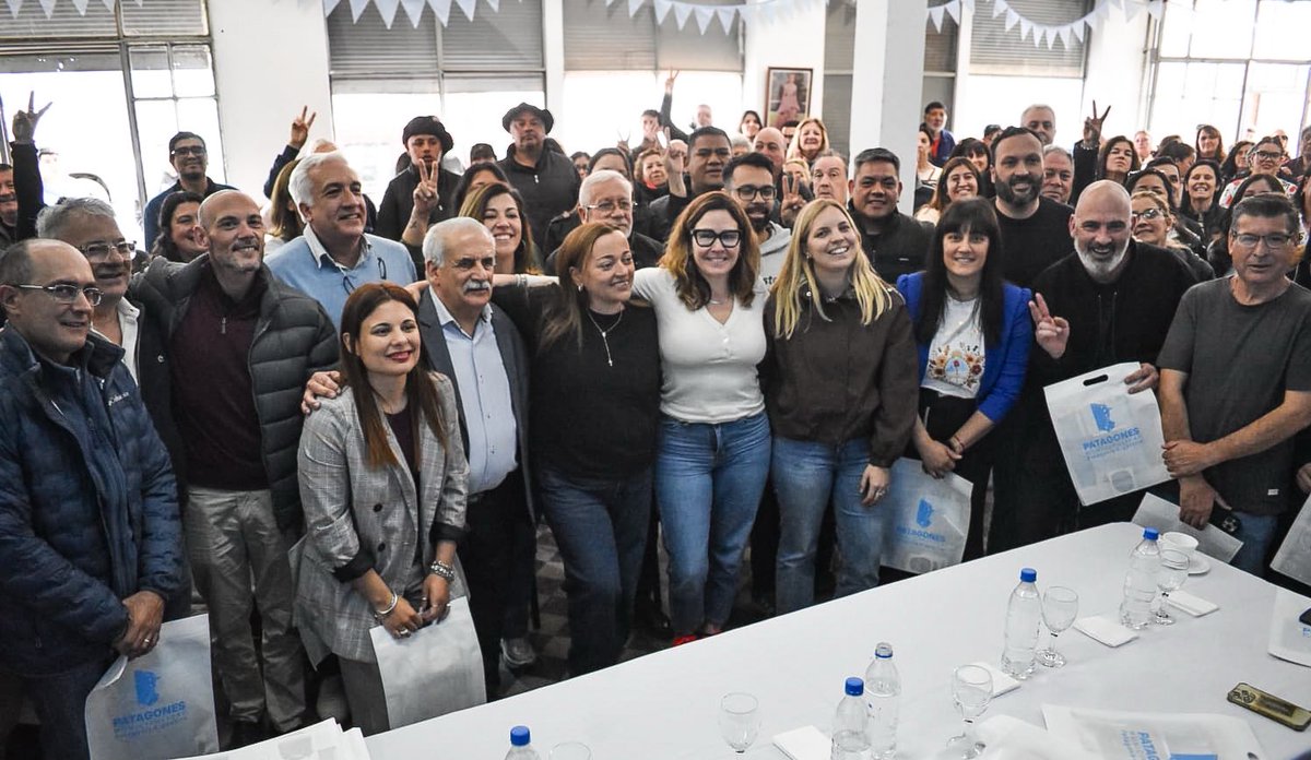MaJimenaLopezOk's tweet photo. Saber que nuestro espacio político piensa y trabaja por la unidad nos marca un camino.

Desde Carmen de Patagones compartimos una jornada con compañeros y compañeras para hacer circular la palabra, conocer lo que pasa en cada lugar y poner en común las distintas miradas.

Necesitamos un gran frente político, social, productivo y del trabajo, capaz de representar las necesidades de nuestra gente y volver a poner a la Argentina de pie.

Estos encuentros nos acercan a ese desafío. Sigamos escuchando, estando cerca y avanzando juntos y juntas. 🇦🇷