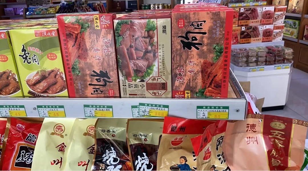 NamiKim_DogsSK's tweet photo. 🆕 BREAKING NEWS:  🇨🇳 #China 
After 22 Years, Major Dog Meat Producer Pulls the Plug❗

Sharing from Duo Duo Project .@StopEatingDogs_ ➡️https://t.co/r7320KUdon

A company that spent two decades promoting dog meat as a local specialty has officially cancelled its food production license. After 22 years of business, Peixian FanKuai Dog Meat Food Co. is no longer licensed to produce the dog meat products it once sold in local stores and airport gift shops.

And today, a company that once invoked tradition and protection of local culture to defend its cruel business has officially ended its production phase.

But we need to be clear about what this does and does not mean. 

Find out more in our latest blog 👉
https://t.co/T14POg3Kj9

#EndDogMeatTrade #EndCatMeatTrade
#StopYulinFestival #FamilyNotFood #DuoDuoProject 

#BoycottChina until it puts an end to this Hell!