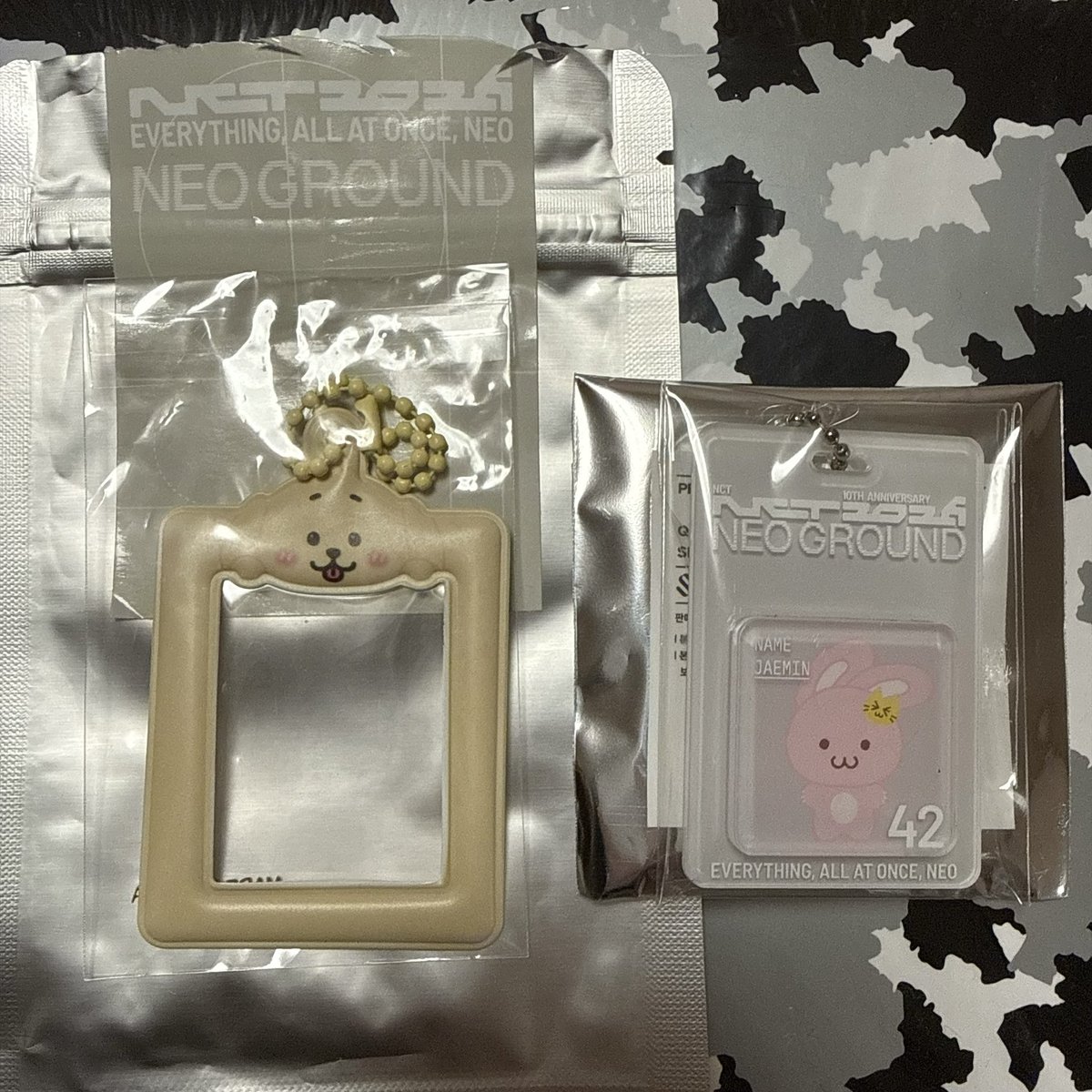 nct_e127d's tweet photo. NCT 10TH ANNIVERSARY NEO GROUND MD

RANDOM ID PHOTO HOLDER
譲》ジェヒ
求》ユウタ

RANDOM CHARACTER MINIATURE
KEYRING
譲》ジェミン
求》悠太

10/24.25ベルーナで交換可能な方
纏めて交換してくださる方は優先させて頂きます(別ポストあり
NCT127 DREAM WISH フォトホルダー アクリルキーリング https://t.co/34kXc6tpBl