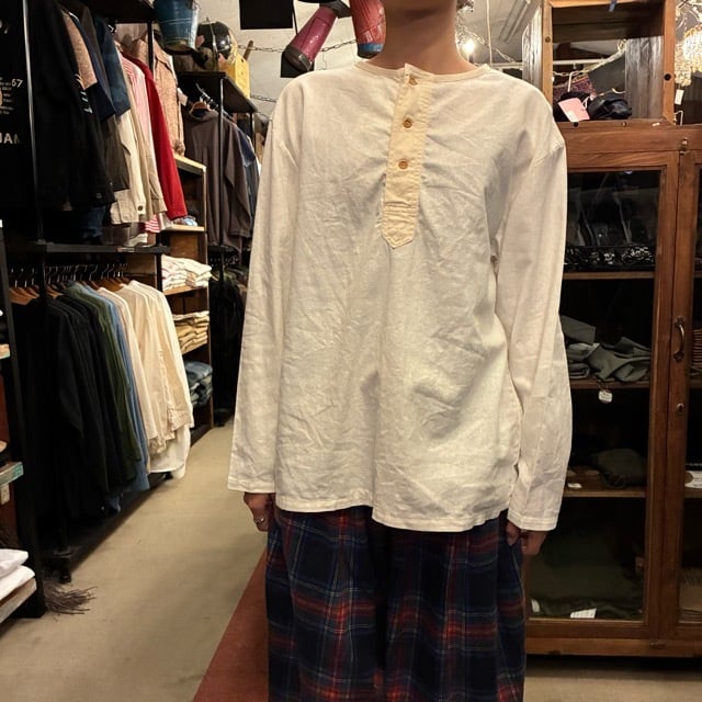 DarlaHalbrme's tweet photo. Chinese-made Henley shirt inspired by French military design, crafted from breathable linen-cotton fabric that grows softer and richer with every wash. Wear it solo or layered with denim, chinos, or cargo pants. Available in white and black. https://t.co/0I9rWgq0dr