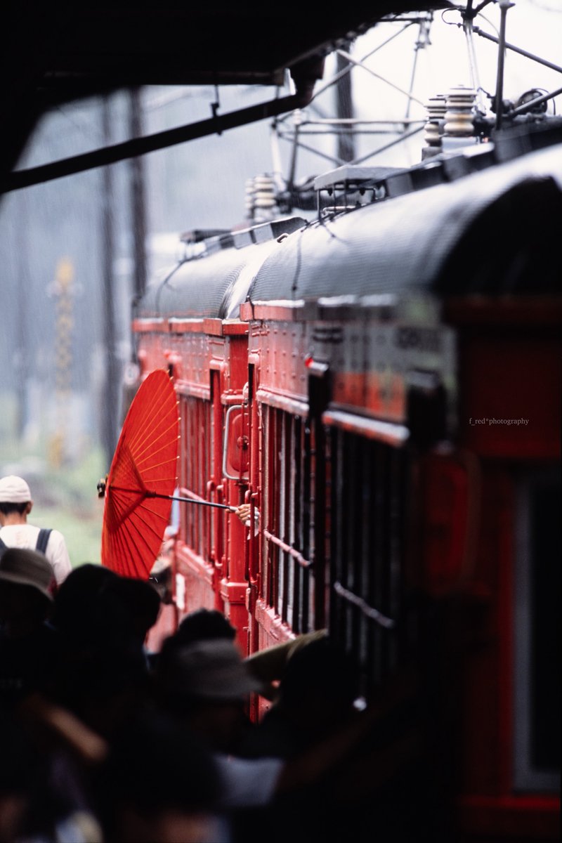 fred61122150157's tweet photo. 雨の谷汲駅
雨にも関わらず750×2連でも捌ききれないほどの人で混みあうホーム。赤い番傘がひらり。乗客を詰め込み、安全確認。若干の遅延で出発していった

1926年開業の谷汲駅は今年で100周年
廃線された今も有志の方々によって大切に整備、保存されています https://t.co/kTsXtiRzQ4