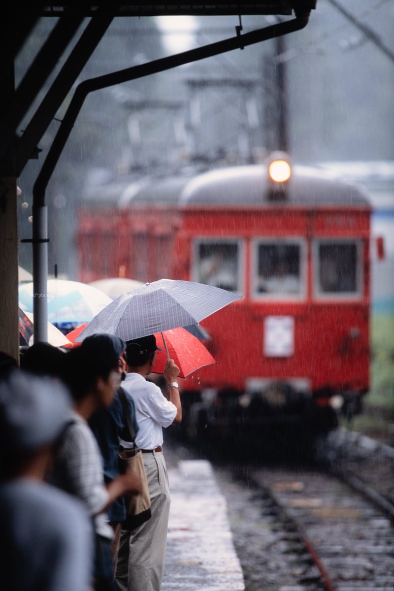 fred61122150157's tweet photo. 雨の谷汲駅
雨にも関わらず750×2連でも捌ききれないほどの人で混みあうホーム。赤い番傘がひらり。乗客を詰め込み、安全確認。若干の遅延で出発していった

1926年開業の谷汲駅は今年で100周年
廃線された今も有志の方々によって大切に整備、保存されています https://t.co/kTsXtiRzQ4