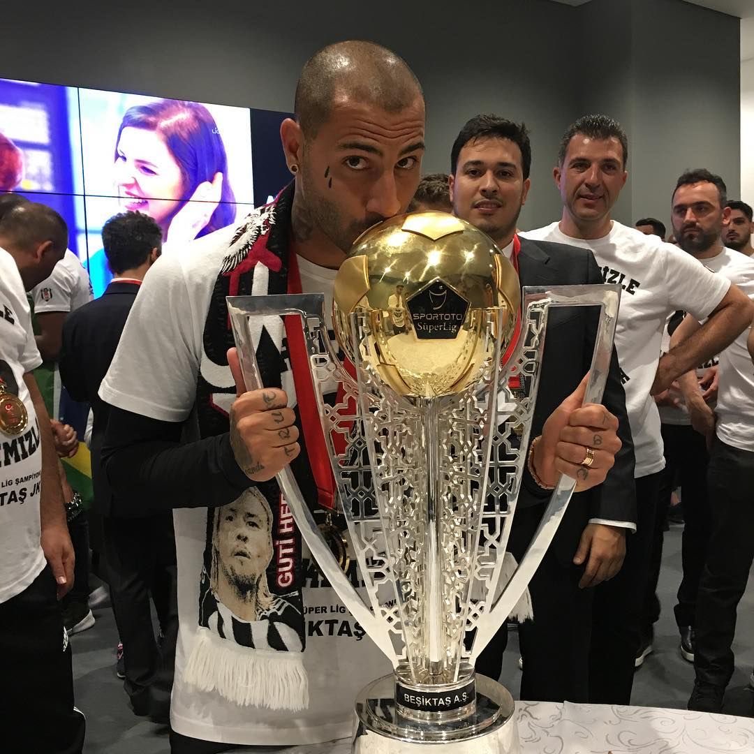 Dexhcxs's tweet photo. @haci_ismail_fan Tivit amacına ulaştı an itibariyle fenerli böceklerin istilası altındayım. Oğlum eşşek fenerliler attığınız fake Quaresma istatistikleri dışardan bu kadar salakça gözüküyor işte şimdi kendi mutluluğunuzu yaratmaya devam edebilirsiniz bi 15 yıl daha şampiyonluk yok size 😁 https://t.co/gvaoky6BwK