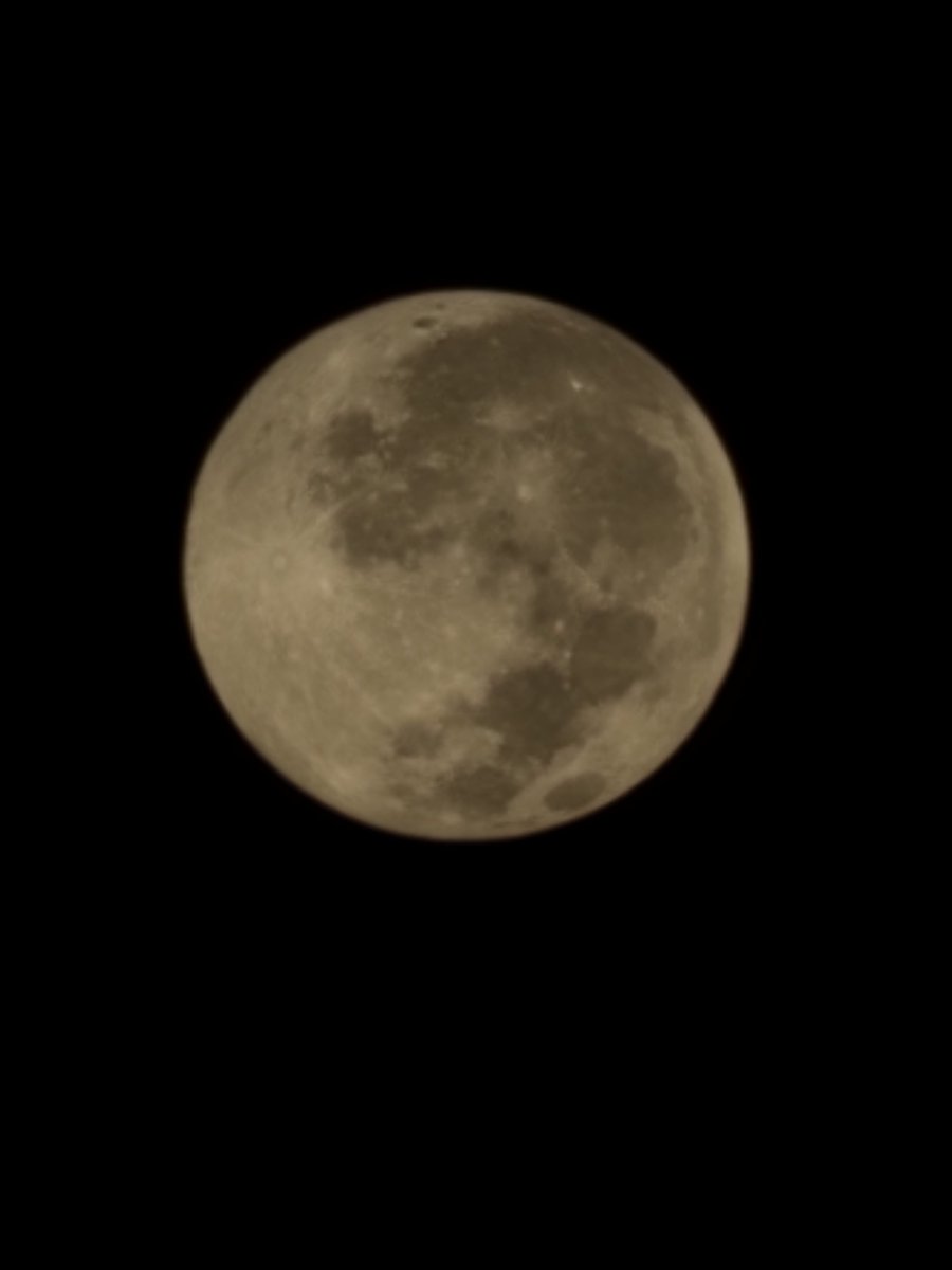 lostintokio's tweet photo. The moon was huge this morning https://t.co/Fyq9vVcHaI