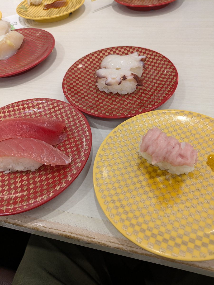 kugayamabito's tweet photo. 昨日の昼職現場終わりに、自分が近況清掃に入った某回転寿司店舗に初めて食べに行きました。来客は週末もあってか若者も多く、自分が清掃に携わり店内空気が良く感じ、寿司も予想以上にコスパが良くて、不思議となんだかニヤついてしまいました笑
仕事の達成感を客として行って体感できました😄 https://t.co/lMV3n8YKBf