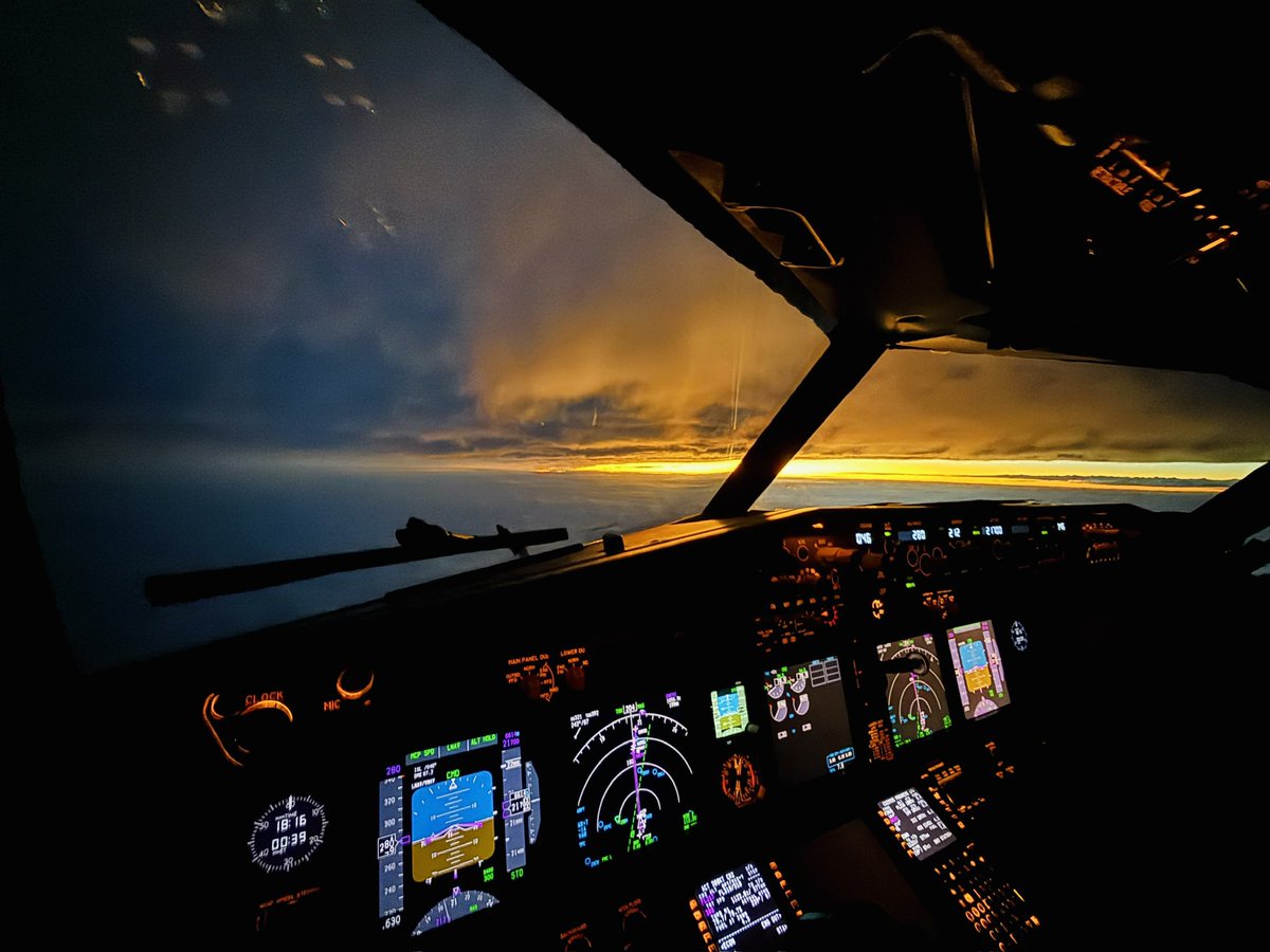 yzyboeing's tweet photo. About why I like flying https://t.co/t6UHtIZANx