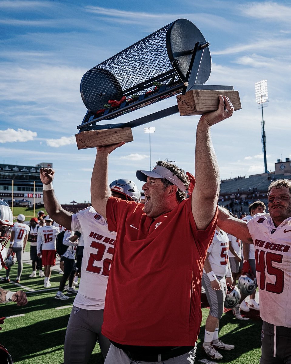 UNMLoboFB's tweet photo. How it started                             How it’s going https://t.co/ZbVreSU0vr