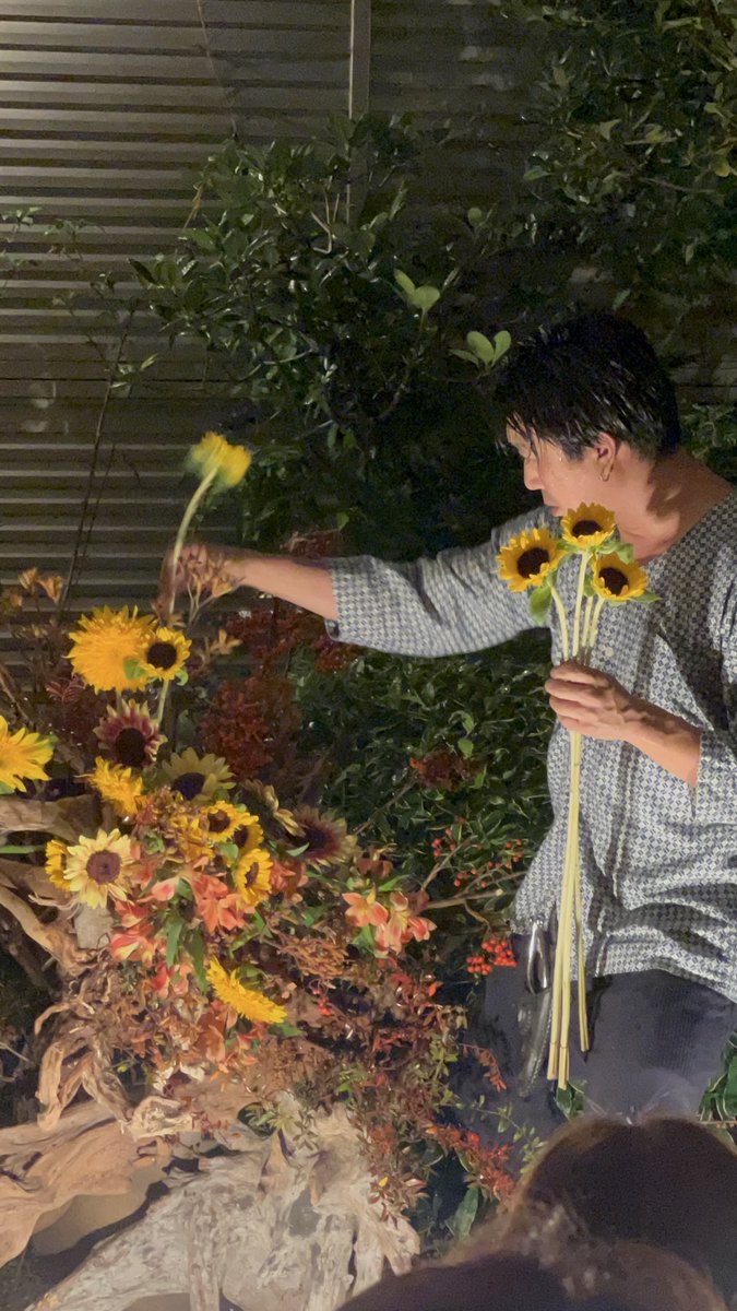 annie_45712's tweet photo. 茶と花の光〜Soul Session 〜
自宅の茶室と庭で茶道と華道の競演、叔母の誕生日イベントを行いました。頭に降りてきたイメージをこのように叶えることができました。背中を押してくれたちかちゃんのおかげ。

その時間を共有した皆様に最大のリスペクトと愛を。愛でしかなかった https://t.co/u4KCGVmSrx