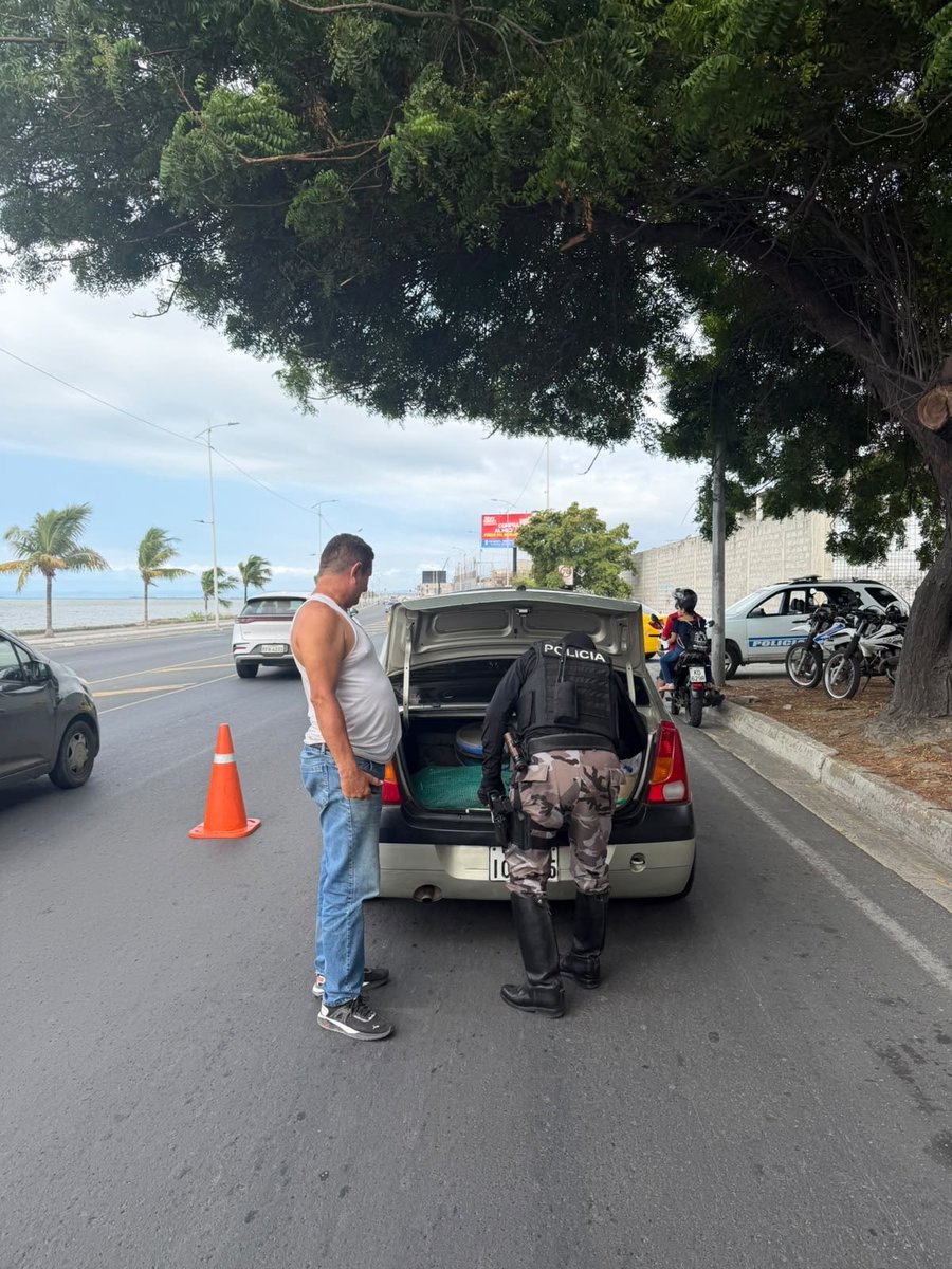 PoliciaEcZona4's tweet photo. 🚨 OPERATIVO PERSEO

En el Distrito #Manta, la Policía Nacional ejecuta el Operativo #PERSEO en sectores estratégicos del cantón, mediante acciones preventivas y de control orientadas a fortalecer la seguridad ciudadana.

Durante estas intervenciones se efectuaron registros a personas, vehículos y motocicletas, reforzando la presencia policial y contribuyendo a la prevención de hechos delictivos, bajo el marco de la #EstrategiaOperacional3D.

🚔 Trabajamos de manera permanente por la seguridad y tranquilidad de nuestra comunidad.

#ServirYProtegerConFirmeza
#PolicíaEcuador
