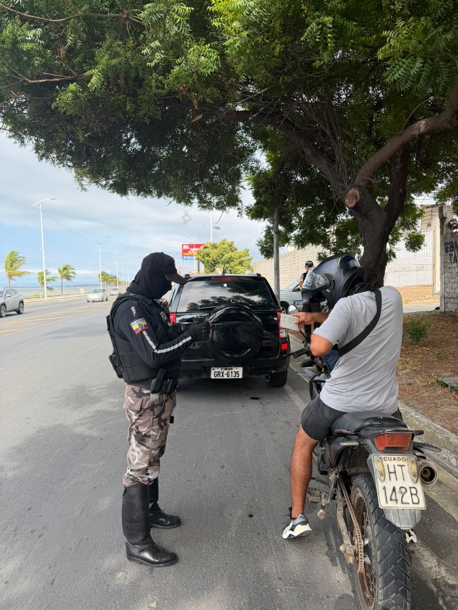 PoliciaEcZona4's tweet photo. 🚨 OPERATIVO PERSEO

En el Distrito #Manta, la Policía Nacional ejecuta el Operativo #PERSEO en sectores estratégicos del cantón, mediante acciones preventivas y de control orientadas a fortalecer la seguridad ciudadana.

Durante estas intervenciones se efectuaron registros a personas, vehículos y motocicletas, reforzando la presencia policial y contribuyendo a la prevención de hechos delictivos, bajo el marco de la #EstrategiaOperacional3D.

🚔 Trabajamos de manera permanente por la seguridad y tranquilidad de nuestra comunidad.

#ServirYProtegerConFirmeza
#PolicíaEcuador