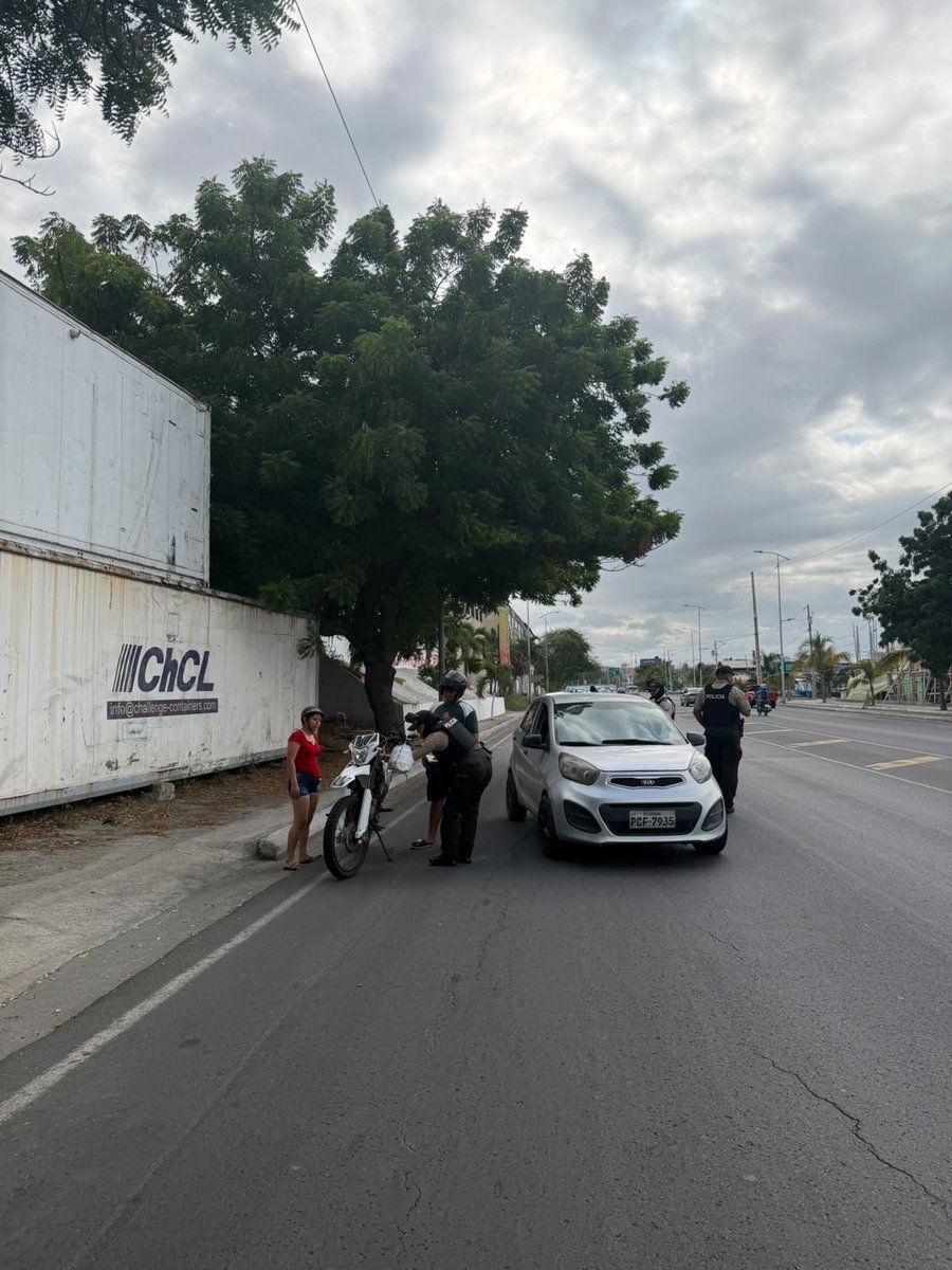 PoliciaEcZona4's tweet photo. 🚨 OPERATIVO PERSEO

En el Distrito #Manta, la Policía Nacional ejecuta el Operativo #PERSEO en sectores estratégicos del cantón, mediante acciones preventivas y de control orientadas a fortalecer la seguridad ciudadana.

Durante estas intervenciones se efectuaron registros a personas, vehículos y motocicletas, reforzando la presencia policial y contribuyendo a la prevención de hechos delictivos, bajo el marco de la #EstrategiaOperacional3D.

🚔 Trabajamos de manera permanente por la seguridad y tranquilidad de nuestra comunidad.

#ServirYProtegerConFirmeza
#PolicíaEcuador