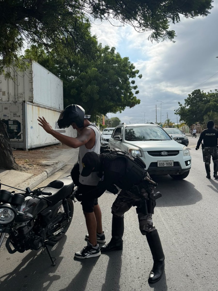 PoliciaEcZona4's tweet photo. 🚨 OPERATIVO PERSEO

En el Distrito #Manta, la Policía Nacional ejecuta el Operativo #PERSEO en sectores estratégicos del cantón, mediante acciones preventivas y de control orientadas a fortalecer la seguridad ciudadana.

Durante estas intervenciones se efectuaron registros a personas, vehículos y motocicletas, reforzando la presencia policial y contribuyendo a la prevención de hechos delictivos, bajo el marco de la #EstrategiaOperacional3D.

🚔 Trabajamos de manera permanente por la seguridad y tranquilidad de nuestra comunidad.

#ServirYProtegerConFirmeza
#PolicíaEcuador