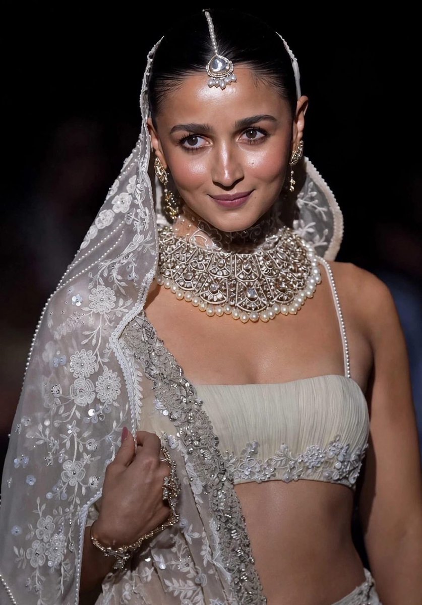 LoverofAlia's tweet photo. Alia Bhatt ramp walk at Mijwan Fashion Show Showstopper #AliaBhatt #rampwalk #Fashion #Showstopper #Mijwan https://t.co/6NO7PJS86C