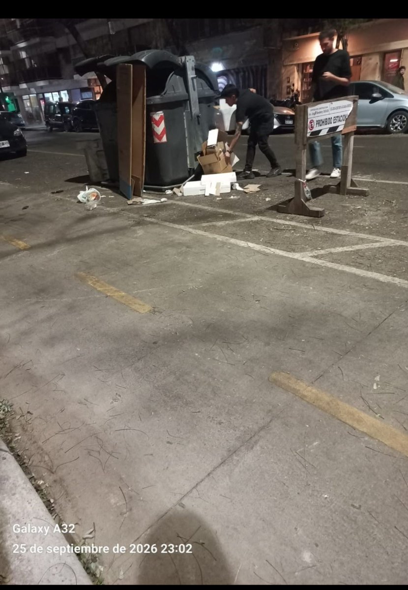 apostolCaba's tweet photo. @hagovdarkmode @LupeTagliaferri No es tan grave tampoco. Pero las cosas como son, eso no es un error humano. Eso es cagarse en la limpieza de toda la cuadra https://t.co/e562IGzqmb