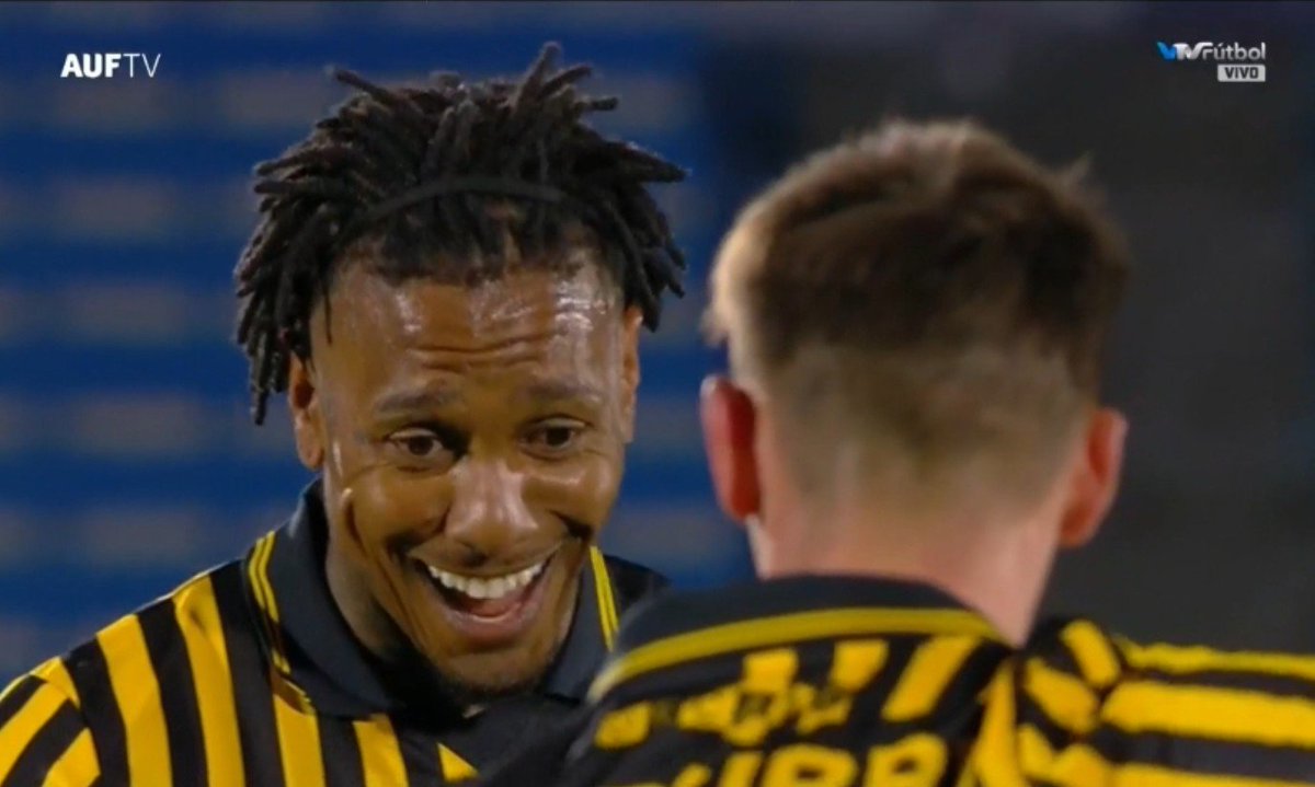 PyD1891's tweet photo. Me van a matar de un infarto. PEÑAROL PEÑAROL https://t.co/r1EeDSKjMf