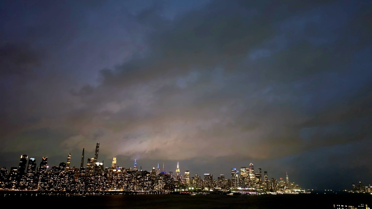 wtz's tweet photo. Stratus &amp; nimbostratus clouds move across 
#NewYorkCity , catching  reflection of the remaining twilight during sunset. #Noreaster continues to affect the US East Coast with strong winds, rain, and coastal flooding, coinciding with a Full Moon
#Manhattan #storm #sunset https://t.co/IWStiWzGpO