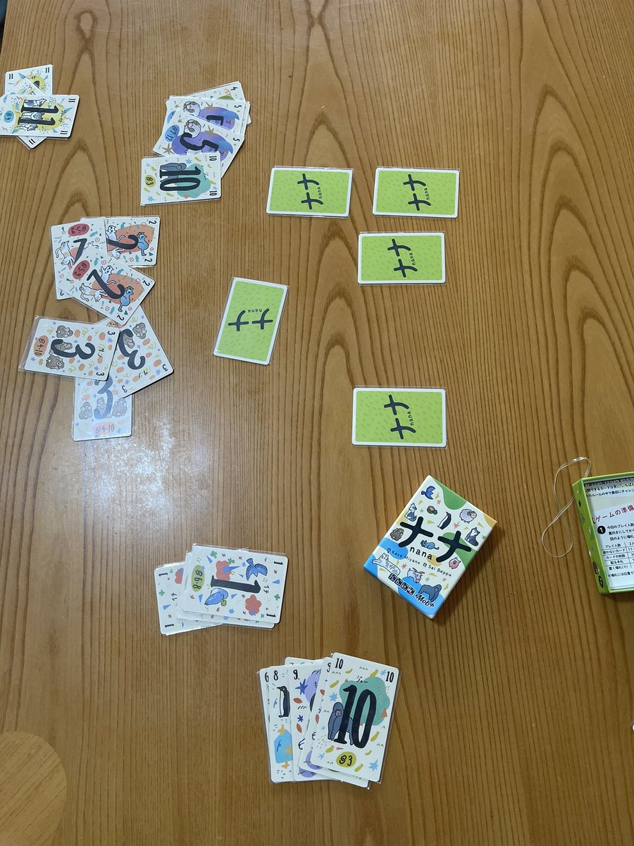 boadgameX's tweet photo. 先日旅行先で遊んだ　#ボードゲーム　は　#ナナ　です。
手札がある神経衰弱のようなゲームです。自分の番が来たら、同じ数字のカード3枚を連続して当てるために、
･場のカードを1枚めくる。
•誰かの手札を公開する。
ただし、「いちばん大きい数字」か「いちばん小さい数字」のどちらかのみです。 https://t.co/b4xb4KoWy1
