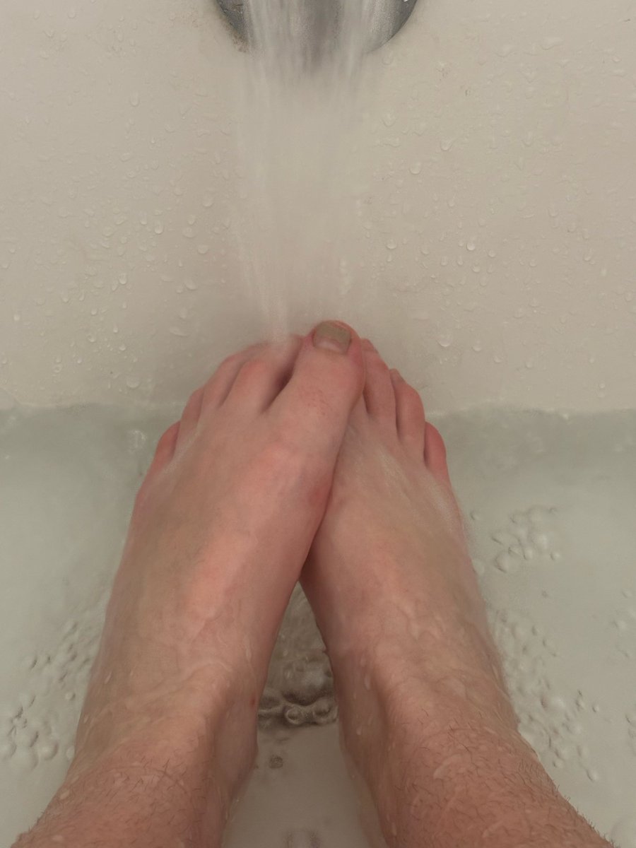 sh3sbackkk19's tweet photo. can i jerk you off with my toes daddy? 💋 #feet #kinky #nsfwtwt https://t.co/tIqpSGVETD