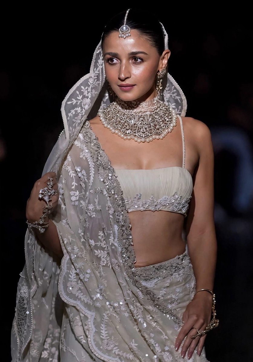 LoverofAlia's tweet photo. Alia Bhatt ramp walk at Mijwan Fashion Show Showstopper #AliaBhatt #rampwalk #Fashion #Showstopper #Mijwan https://t.co/RkNeITgHdL
