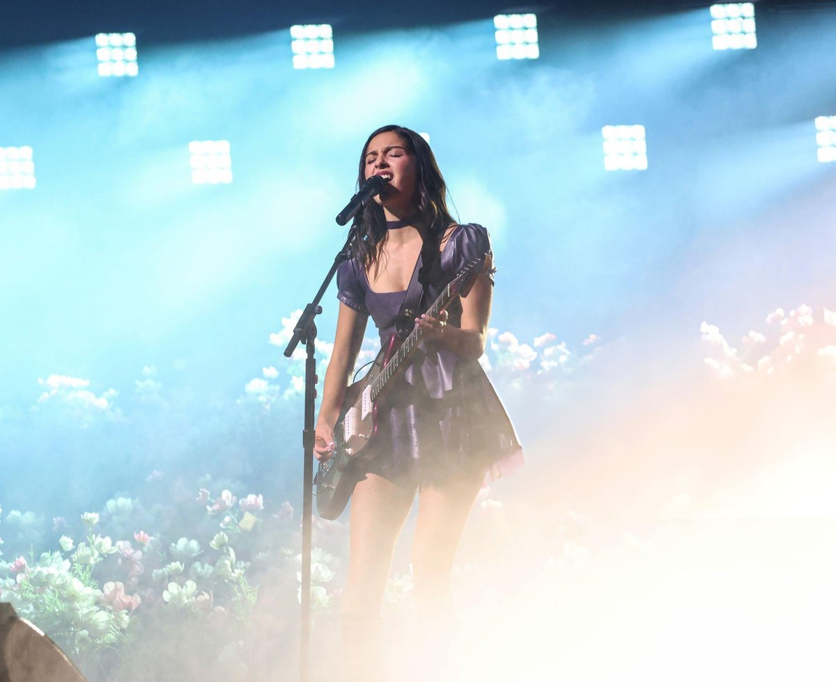 oliviarodrigo4k's tweet photo. [HQ] Olivia Rodrigo performs during "The Unraveled Tour" at People's Bank Arena / by Kevin Mazur https://t.co/m32KnGZSgi