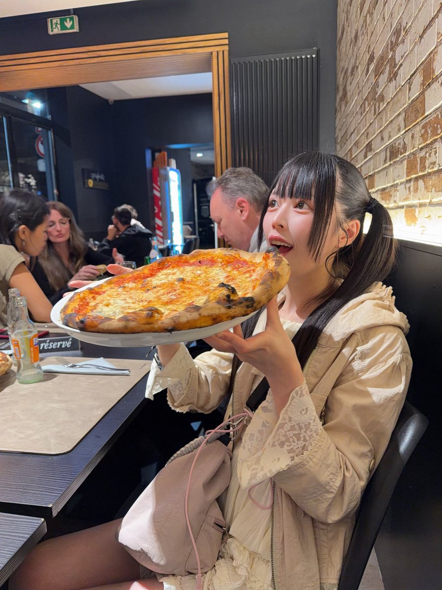 manami_rika74's tweet photo. おはよう〜！！ベルギー２日目です☺︎

Belgian food is HUGE!!! 🍕🍟😂🇧🇪 https://t.co/koQ6Cx9Cdc