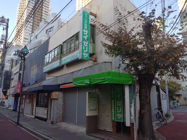 knightma310's tweet photo. 正垣泰彦さんという、東京理科大の学生が飲食のバイトで

「キミにあってる。飲食やりな」と言われて

親にお金を出してもらい

千葉県市川市にあった果物屋の2階を居抜きで借りてイタリアンレストランを始めた。

元フルーツパーラーだったその店の名前は「サイゼリヤ」。

正垣さんは「名前がイタリアンぽくていいや」とそのまんま使うことにした。