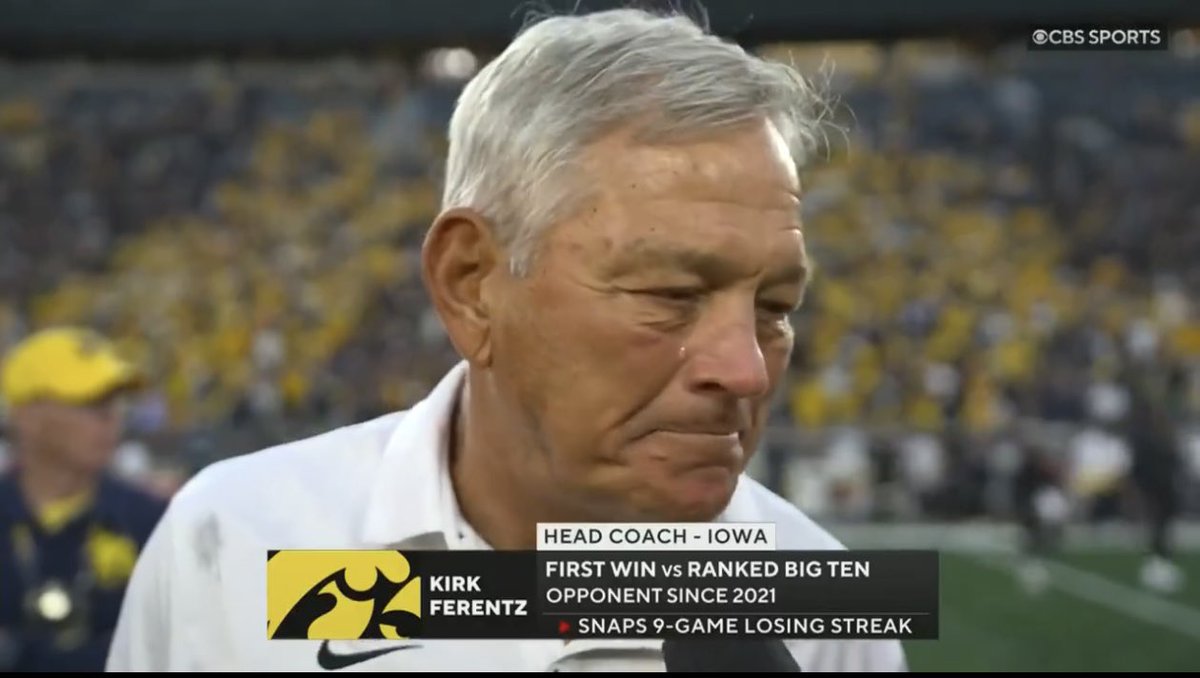 becca_scadden's tweet photo. KIRK FERENTZ😭🫶 #gohawks https://t.co/FprLO43ekH