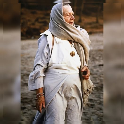 KateriSeraphina's tweet photo. « Le meilleur remède aux turbulences de l’esprit, c’est d’apprendre. C’est la seule chose qui ne se détériore jamais. On peut vieillir et trembler, au sens anatomique du terme ; on peut veiller la nuit en écoutant le désordre de ses veines ; on peut perdre son unique amour et voir s’évanouir sa fortune par la faute d’un monstre ; on peut contempler le monde autour de soi dévasté par des fous dangereux, ou savoir que son honneur est piétiné dans les égouts des esprits les plus vils.
Dans de telles conditions, il n’y a qu’une seule chose à faire : apprendre. »
— Marguerite Yourcenar, Sources II (Gallimard, 1999)