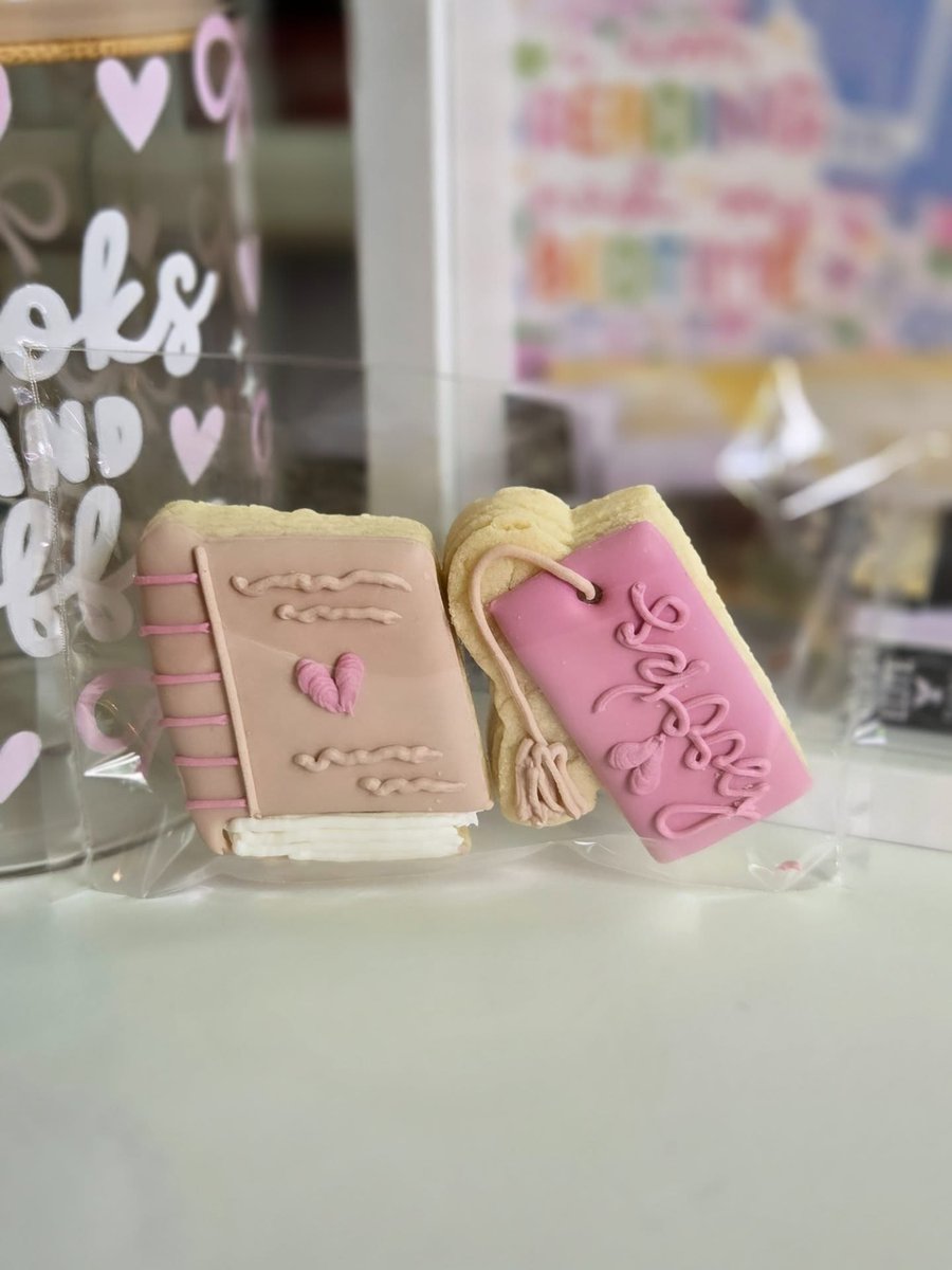 BlakeEfurd's tweet photo. Thank you for such a fun book social last night! I loved making a mini book shadow box, shopping with the amazing vendors, and meeting one of the lovely women from my book club in person. So glad I made the trip! https://t.co/SDQByq3WJp