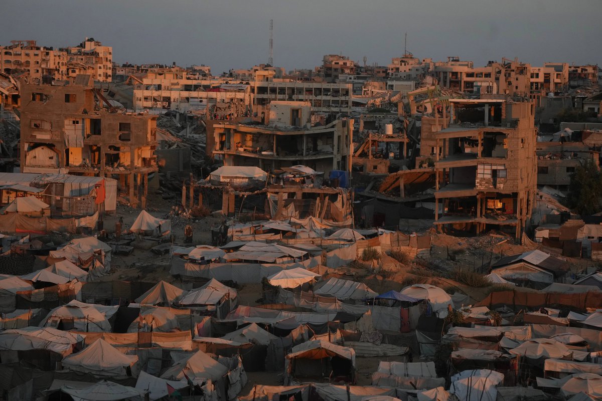 AJEnglish's tweet photo. Gaza’s Ministry of Social Development called for 200,000 new tents and 300,000 weather-resistant tarpaulins earlier this week ahead of the winter season. The camps accommodate around 1.5 million displaced Palestinians.

🔴 LIVE updates: https://t.co/MKRMmR6kkl https://t.co/VC0Gn4s0tp