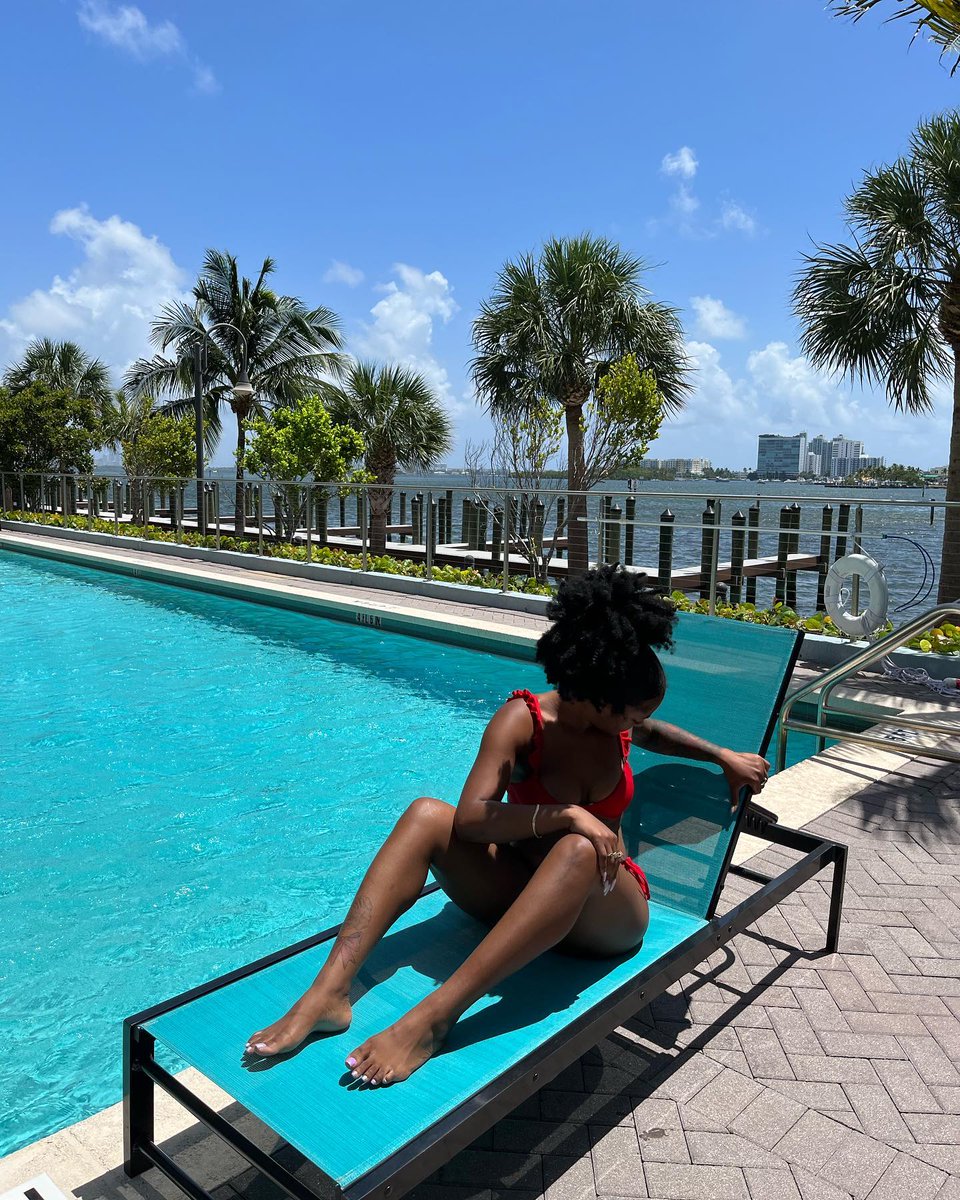 maycomgts's tweet photo. Poolside is my best side. Be ready to slip and slide, rappers. https://t.co/JY2nvb19xN