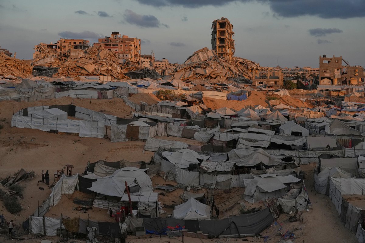 AJEnglish's tweet photo. Gaza’s Ministry of Social Development called for 200,000 new tents and 300,000 weather-resistant tarpaulins earlier this week ahead of the winter season. The camps accommodate around 1.5 million displaced Palestinians.

🔴 LIVE updates: https://t.co/MKRMmR6kkl https://t.co/VC0Gn4s0tp