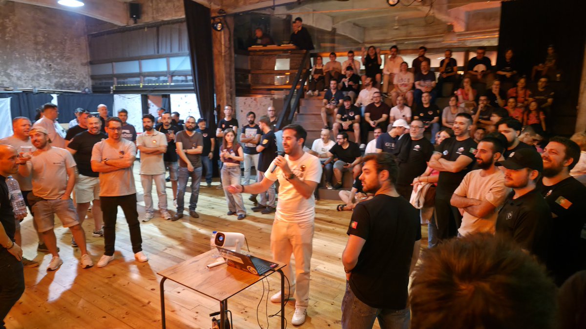 RobertsSpaceInd's tweet photo. Obrigado, Portugal! 🇵🇹

Hanging out with so many of you at the Porto #BarCitizen was unreal. 

This community is incredible! ❤️ https://t.co/Qg2Kn0pBa1