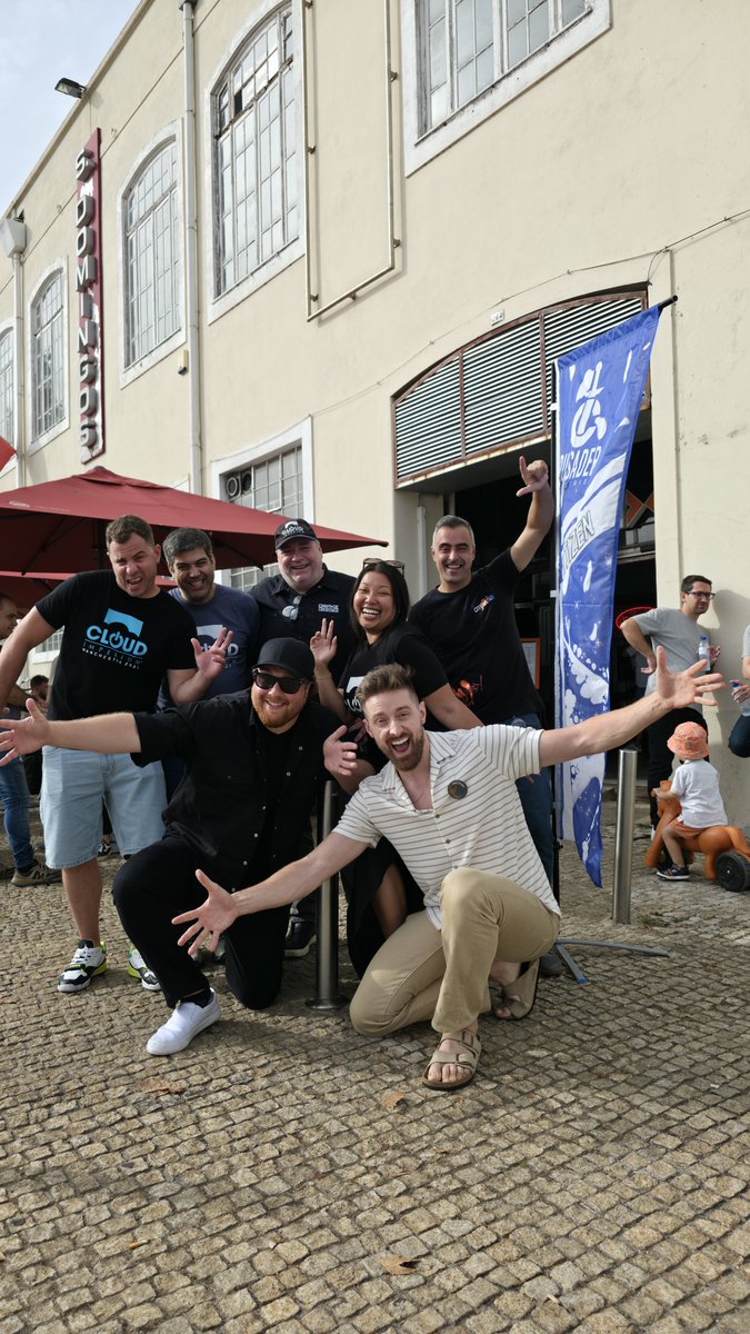 RobertsSpaceInd's tweet photo. Obrigado, Portugal! 🇵🇹

Hanging out with so many of you at the Porto #BarCitizen was unreal. 

This community is incredible! ❤️ https://t.co/Qg2Kn0pBa1