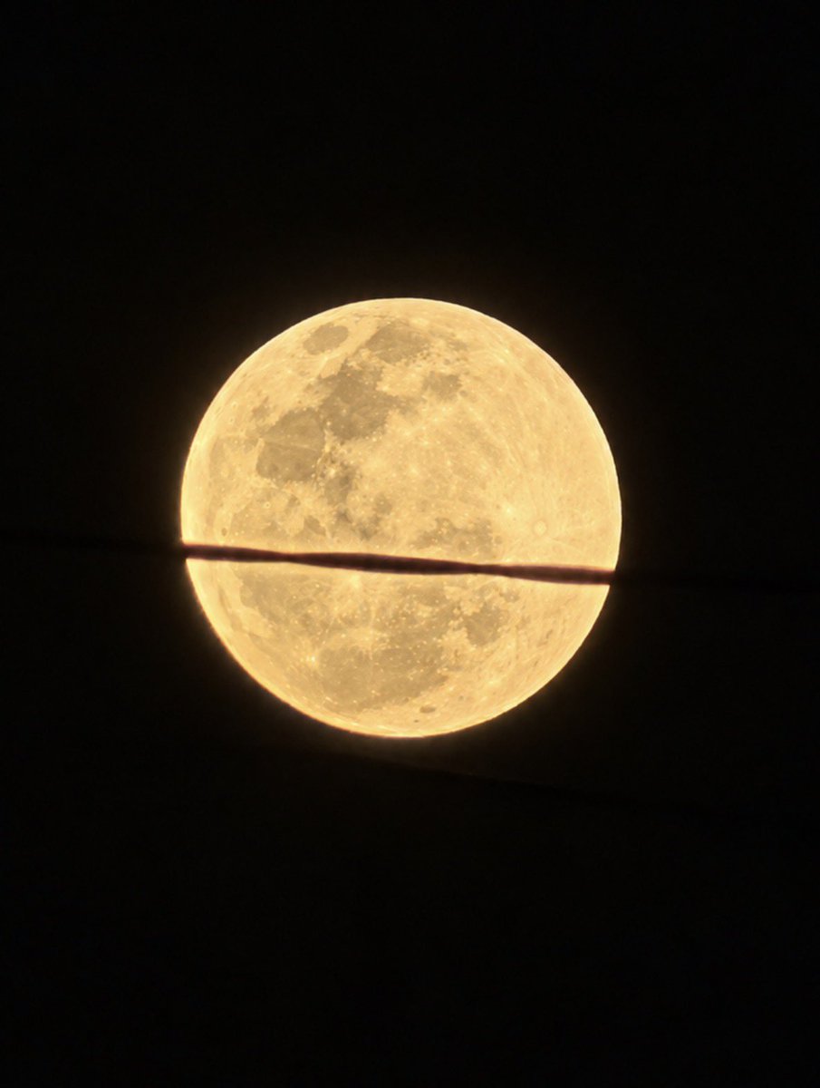 JOSEESCAURIZA's tweet photo. Impresionante la luna de hoy. https://t.co/gGEXkuMTCt