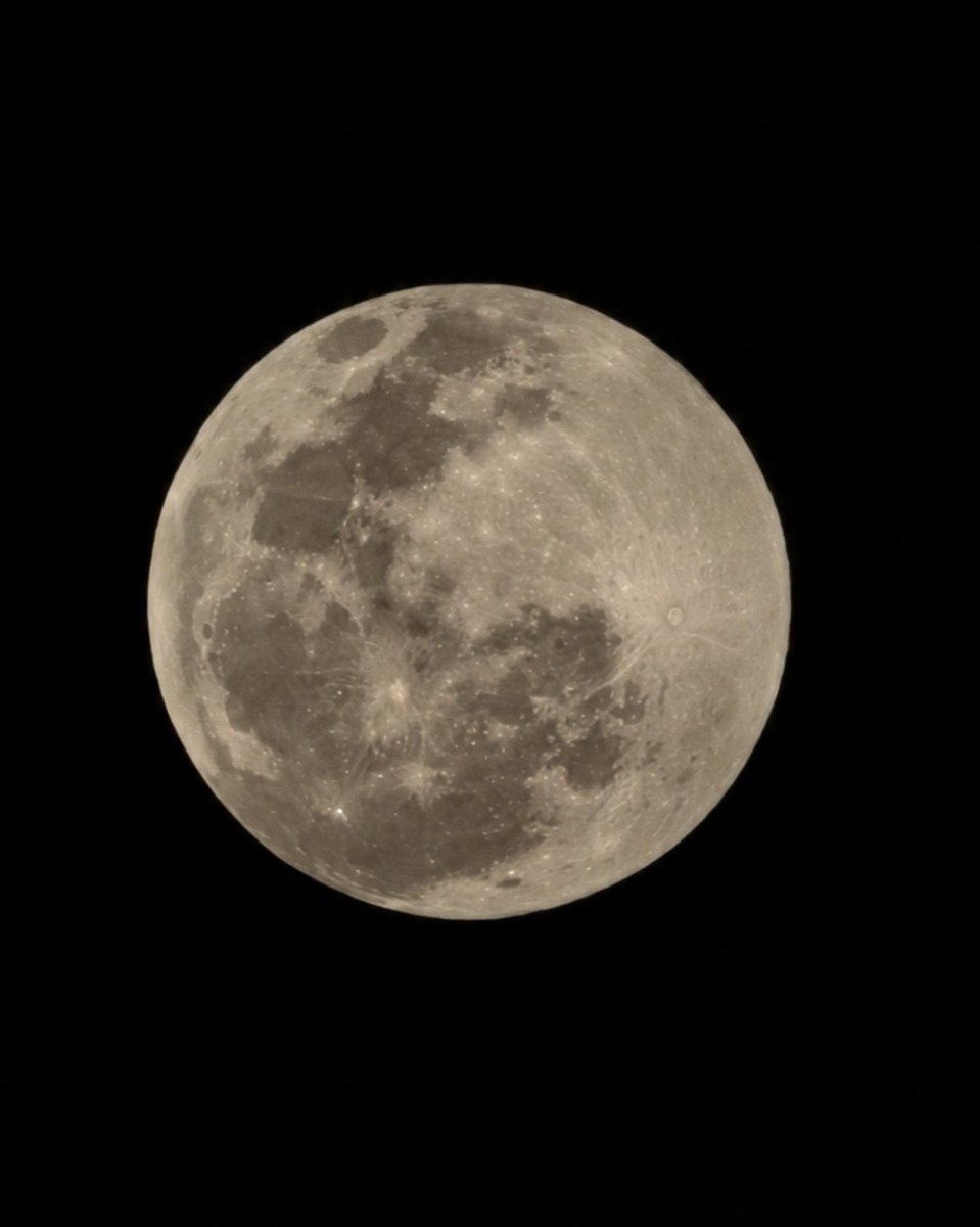 JOSEESCAURIZA's tweet photo. Impresionante la luna de hoy. https://t.co/gGEXkuMTCt