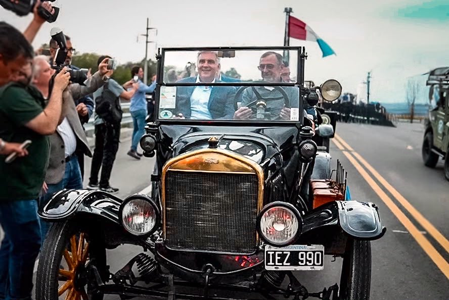MartinLlaryora's tweet photo. HISTÓRICO: INAUGURAMOS UNA DE LAS OBRAS VIALES MÁS IMPORTANTES DE LA ARGENTINA 

Es de enorme alegría cumplir con el compromiso que asumimos. La #Circunvalación sudeste de #VillaMaría - #VillaNueva es una obra icónica, una de las más relevantes y de gran envergadura que hoy se inaugura en el país. Y con ella estamos haciendo historia en #Córdoba. 

Una gran #infraestructura como esta no es solo cemento, es infraestructura que va a salvar vidas porque vamos a evitar accidentes viales, agilizar el paso y mejorar la conectividad, esta obra le va a permitir economizar tiempos a cada uno de los que atraviesa esta zona, para quienes trabajen, viven o estudian en estas ciudades. 

Este nuevo tramo de la #Circunvalación tiene 7,1 kilómetros que son fundamentales para el desarrollo productivo no solo de #Córdoba, sino del país porque conecta la Ruta Provincial 4 con la Ruta Nacional 9 y da continuidad al anillo vial de ambas ciudades del departamento San Martín.

Hay que pensar como estadistas: mirar más allá, planificar a largo plazo. Somos el motor productivo de la Argentina. Con cada obra, estamos preparando una Córdoba más pujante, conectada y protagonista del futuro.¡Lo estamos haciendo!

#HacerParaCrecer